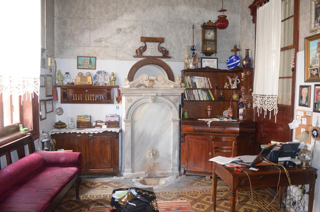 Bonjour Pension Айвалик Екстер'єр фото